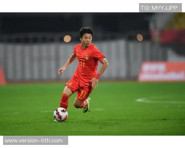 足球界的新星覃以出色表现引发热议未来可期